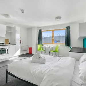 Apartment Bright & Studio In Luton, Sleeps 2 United Kingdom
